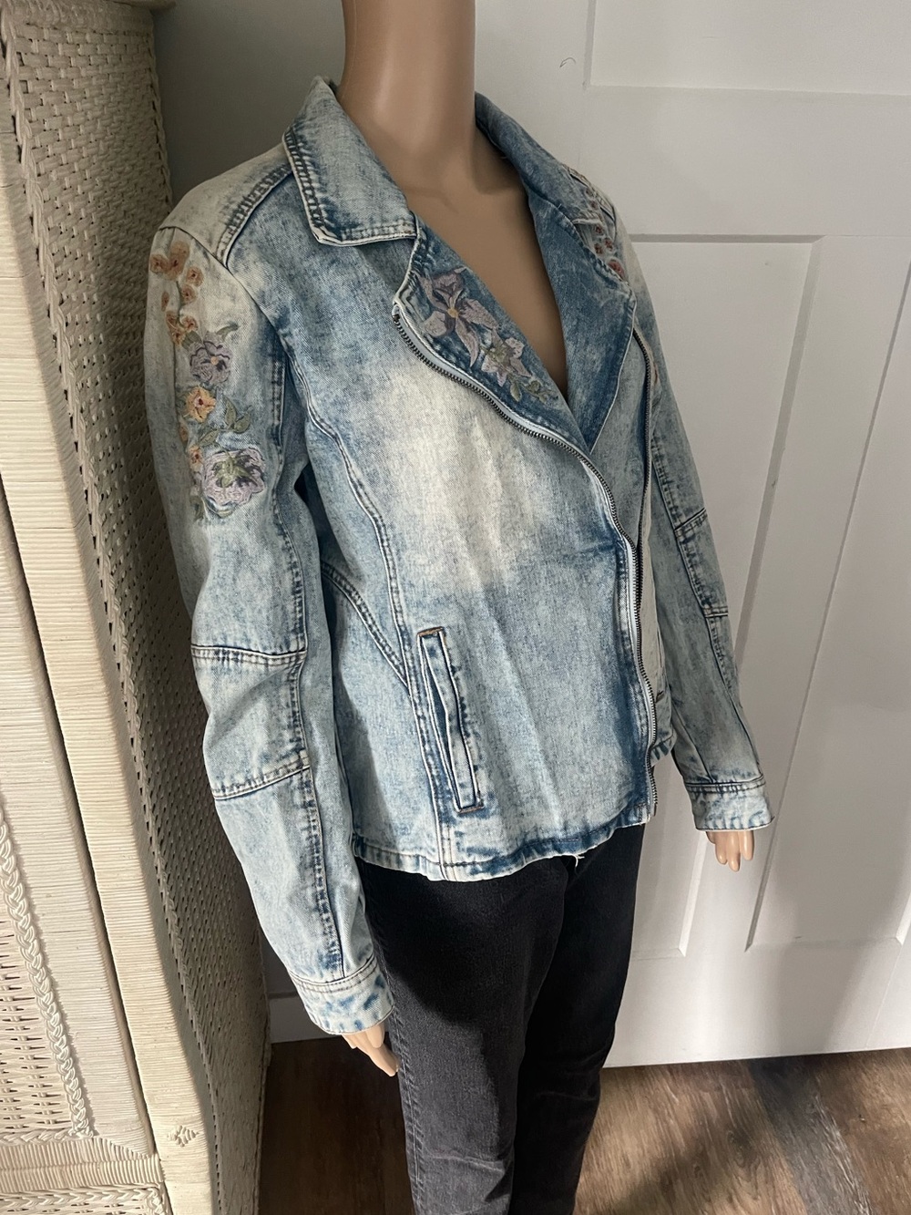 Cream Embroidered Denim Jacket Fits - Picture 7 of 16